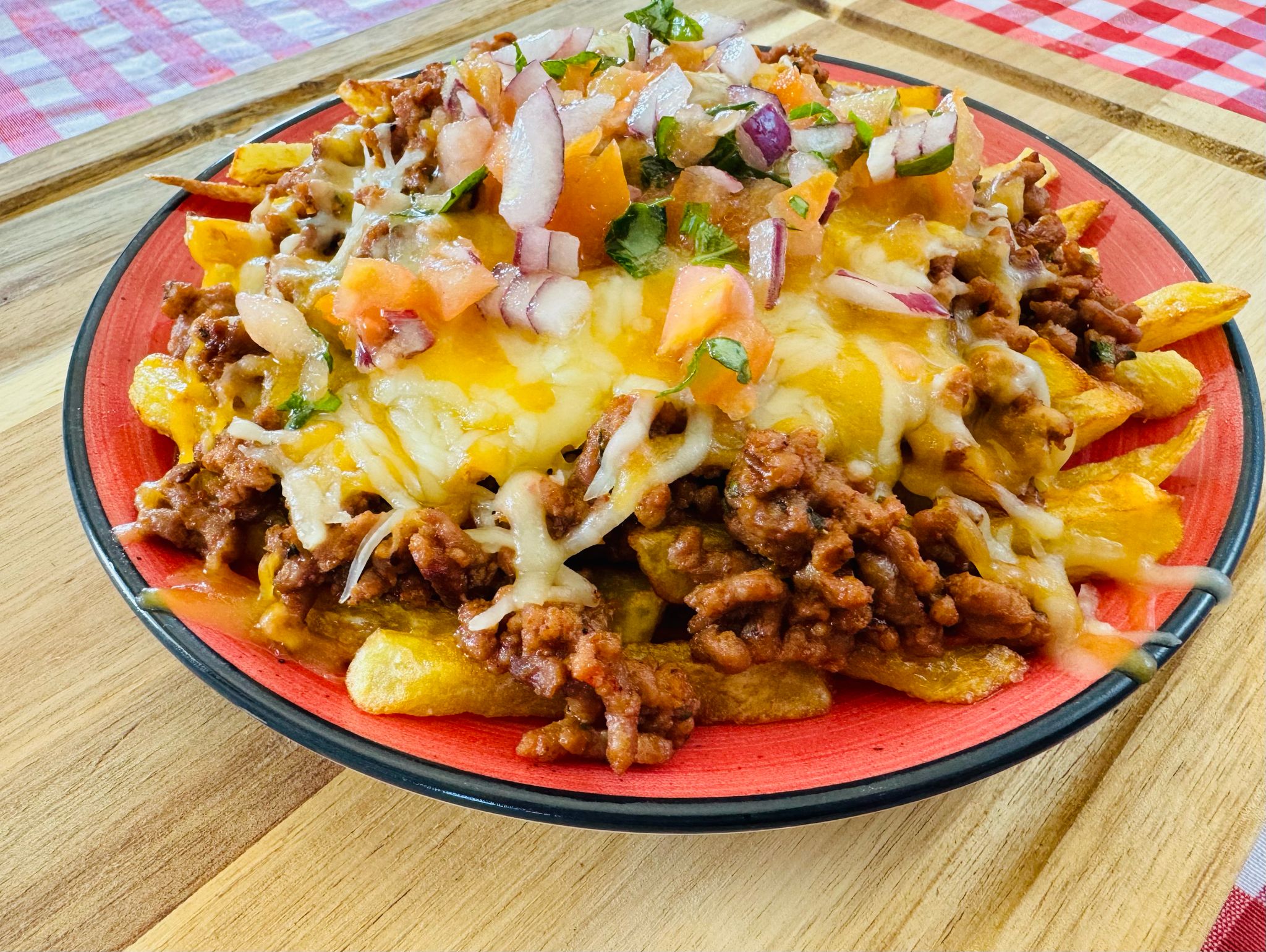 Nuevo Plato en Aires de Trapiche: ¡Descubre las Buffalo Fríes! Combinamos las mejores patatas fritas con un toque caribeño.