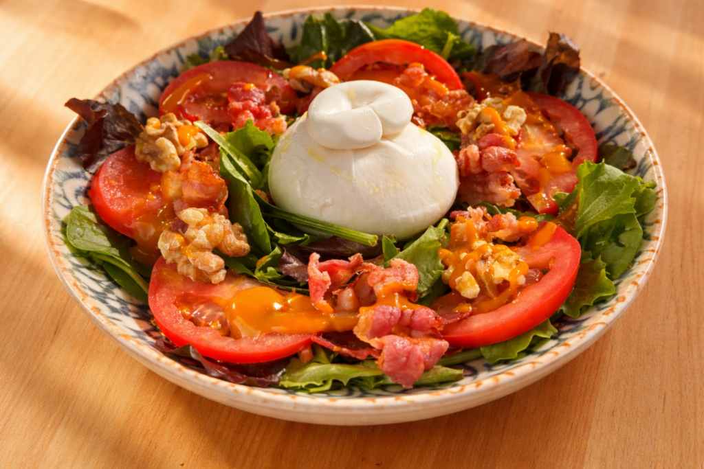 Ensalada Paradise, frescura tropical con un toque gourmet en Aires de Trapiche